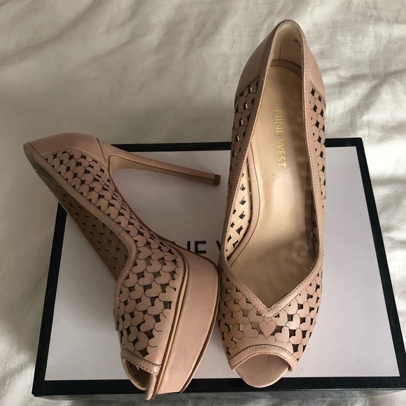 Peep toe platform stiletto shoes heart cut out pattern nude beige neutral basics - Picture 2 of 7